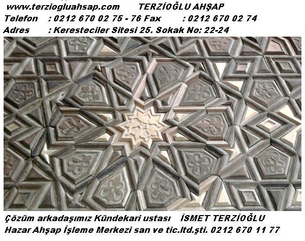 KÜNDEKÂR Künde sanaatını yapan kişiye verilen ad. KÜNDE Anadolu’da Selçuklu döneminde gelişmiş, kendine özgü bir şekil almıştır. Selçuklu, dönemi ağaç eserleri daha çok mihrap, cami kapısı, dolap kapakları gibi mimari elamanlar olup gerçekten çok üstün işçilik göstermektedir. Osmanlı dönemi ahşap işçiliğinde sadelik hakim olmuş, çeşitli teknikler daha çok cami kapısı, minber, vaaz kürsüsü, dolap kapakları, pencere kapakları ve bunlara benzer bir çok mimari ögelerde uygulanmıştır. Kündenin hazırlanış teknikleri: Yıldız (Gökyüzü yıldızları ve sonsuzluğu ifade eder), sekizgen, ongen, baklava, klasik parke ve birçok geometri desenleriyle uygulanmıştır. Hazırlanan suyu düzgün küçük ağaç parçalarının, önceleri bu iş için ağızları kordon bıçağı şekli verilmiş rendelerle (el pılanyası) ile kordon profilleri çekilmiş ağaçların, ince ve hassas bir şekilde işlenerek geçme (zıvana) tekniği ile geometrik bir bezeme oluşturacak şekilde bir çok parçanın ana kirişlere bağlanması sonucu bir araya getirilmektedir. Aralarına farklı tür ve renklerde küçük ahşap tablalar konarak bazı örneklerde oyma işçiliği, sedef, baga, fildişi kakma (ğömme) işçiliği uygulanıp, çivi ve tutkal kullanılmadan seren ve kayıtların zıvanalara geçirilip sıkıştırılmasıyla toplanır. Künde’nin en önemli özelliği değişen mevsim şartlarında ısı ve nem oranının değişmesinden etkilenerek ağacın çalışmamasını sağlamak. KULLANILAN MALZEMELER İç mekan Ceviz, şimşir, armut, kiraz, sapelli (maun) gibi ağaçlar kullanılıp, bezemelerde abanoz, tik, yılan ağacı, wenge, peleseng, sapelli (maun), altın varak, bağa (kaplumbağa dış kabuğu, deniz kaplumbağası), gümüş, fildişi, sedef, yakut ve zümrüt gibi degerli malzemeler kullanılır. Dış mekan